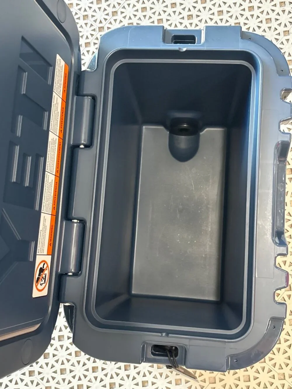YETI Roadie 15 Hard Cooler in Navy Blue with tags Travel Outdoors